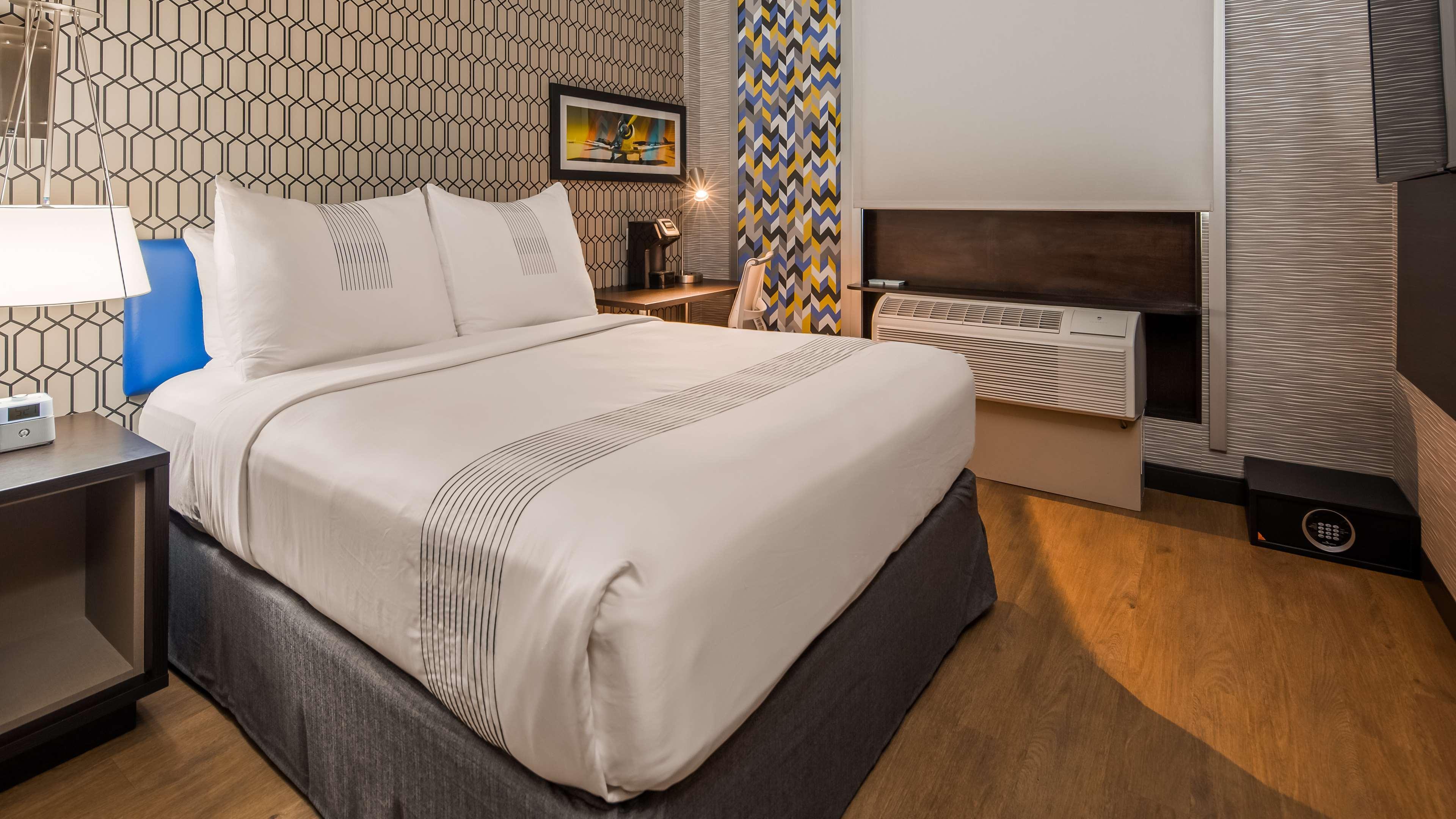 Glo Best Western Brooklyn Nyc New York City Exterior photo