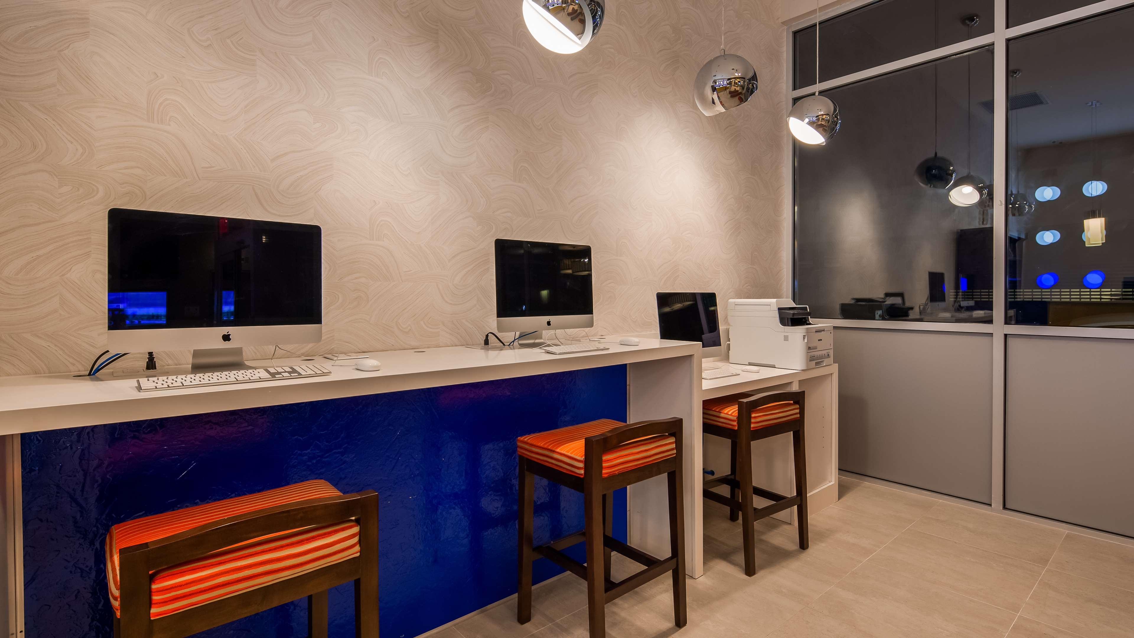 Glo Best Western Brooklyn Nyc New York City Exterior photo