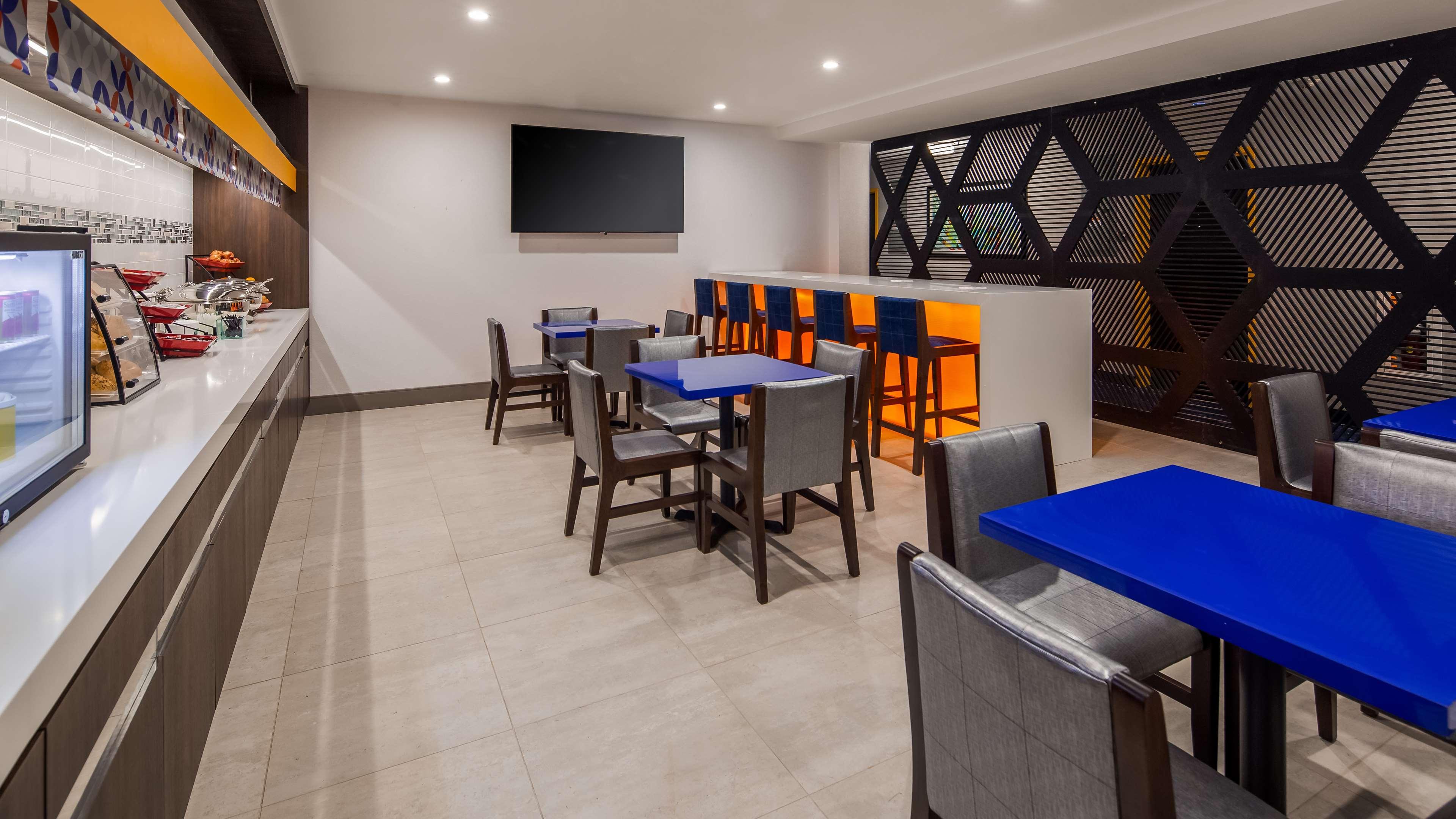Glo Best Western Brooklyn Nyc New York City Exterior photo